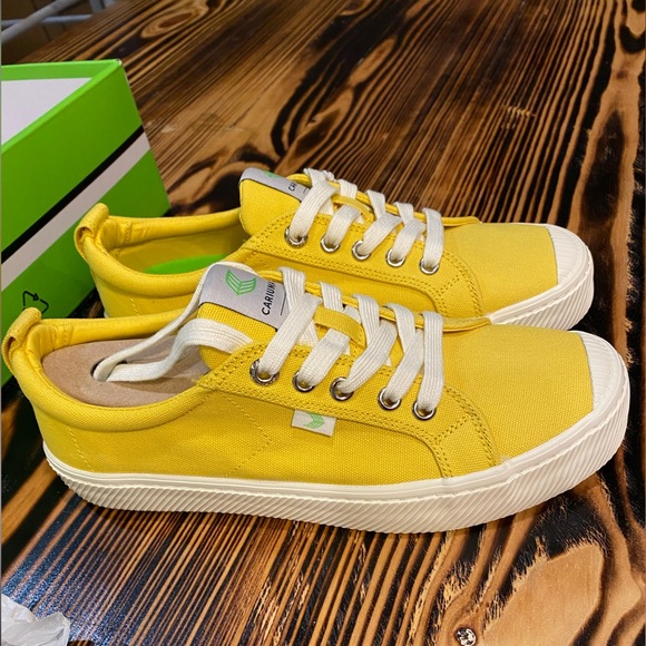 Cariuma Shoes - Yellow Cariuma shoes